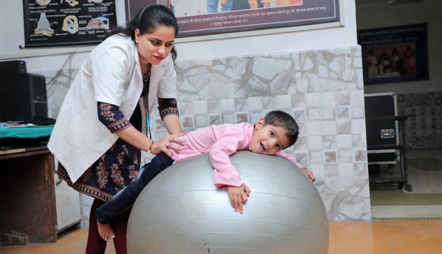 Narayan Seva Sansthan biedt fysiotherapie aan kinderen